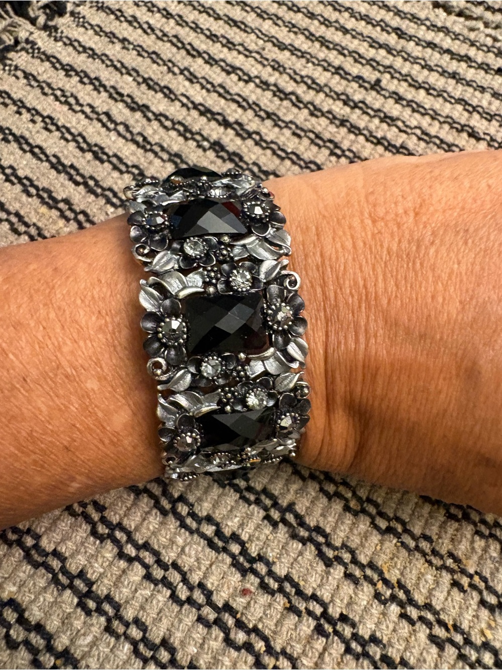 Source Unknown Black Faceted Crystal Floral Stretch Bracelet - Picture 2 of 2